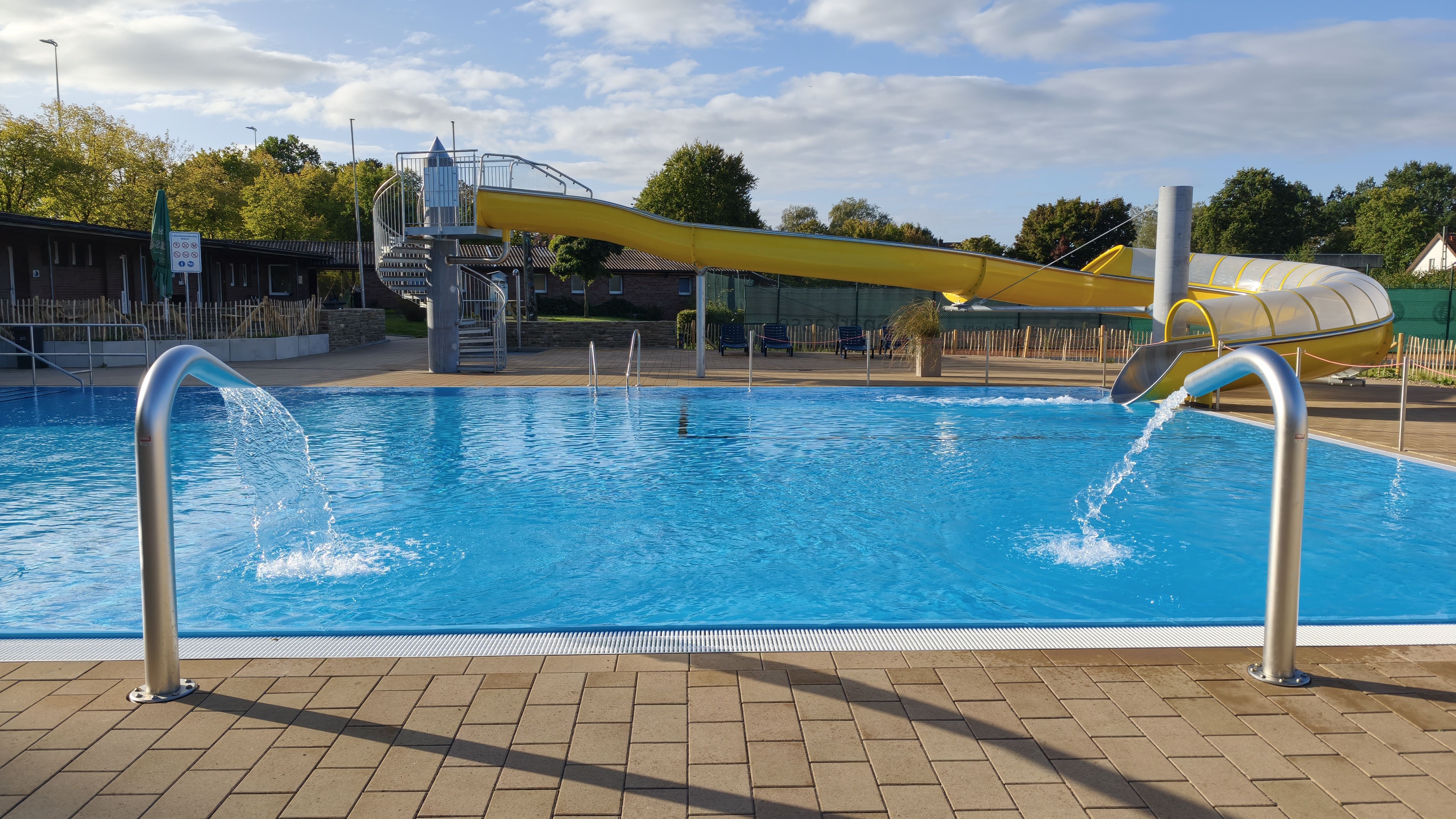Freibad gelbe Rutsche und Wassersprudler
