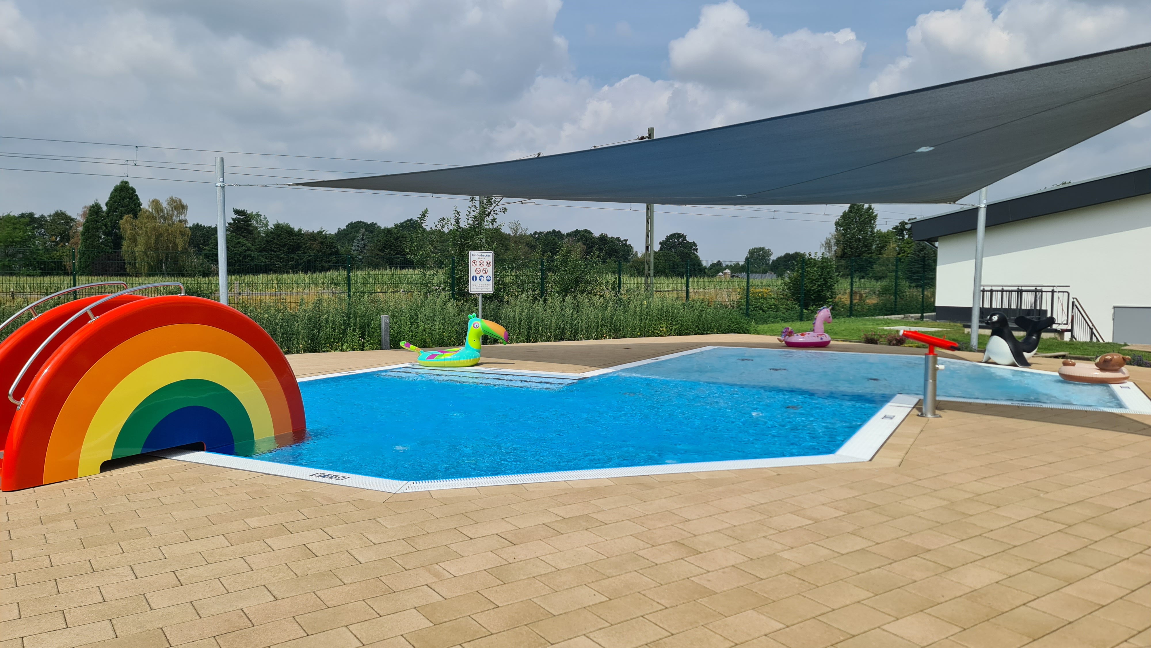 Freibad im dunklen beleuchtet