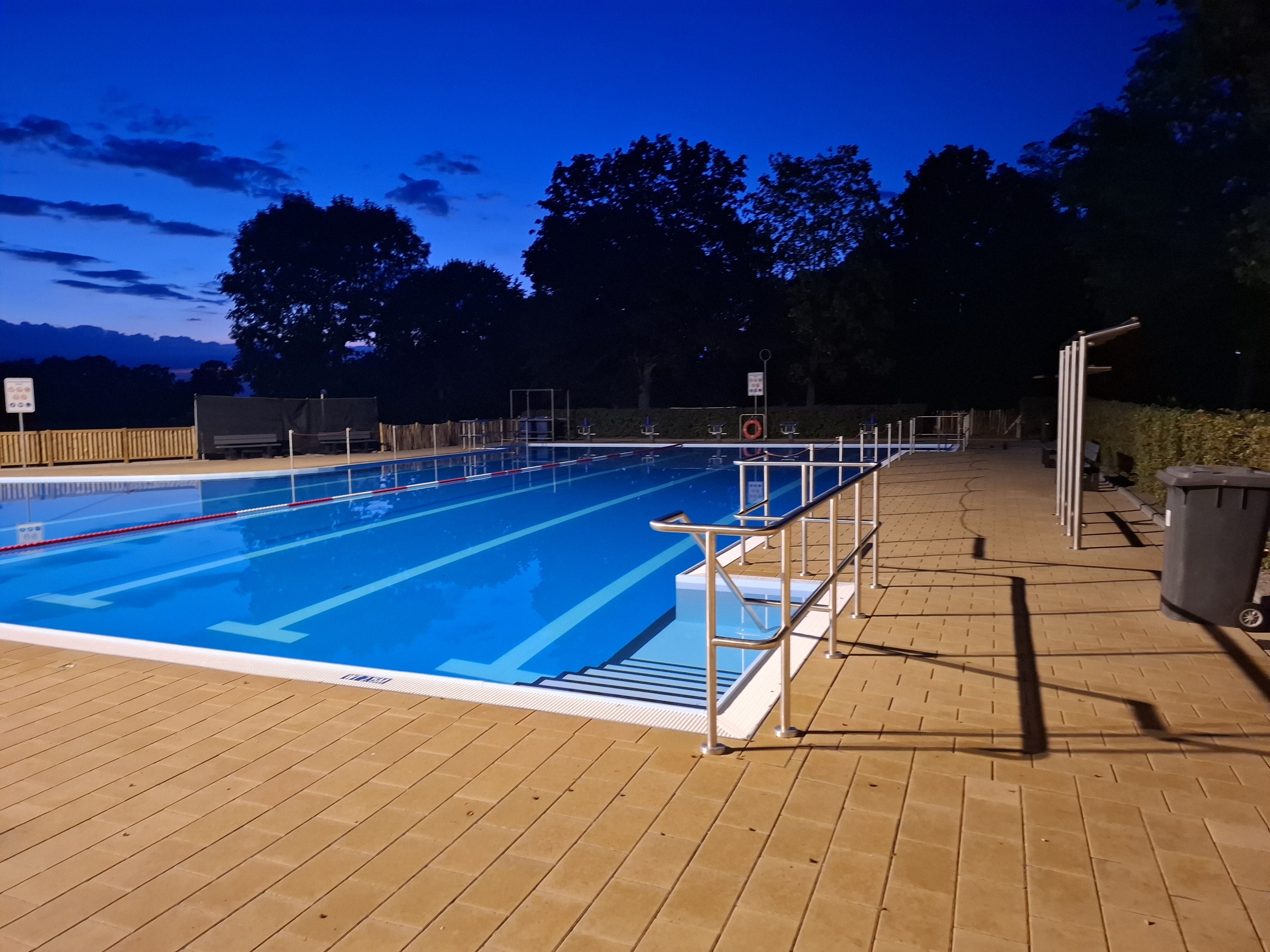 Freibad im dunklen beleuchtet